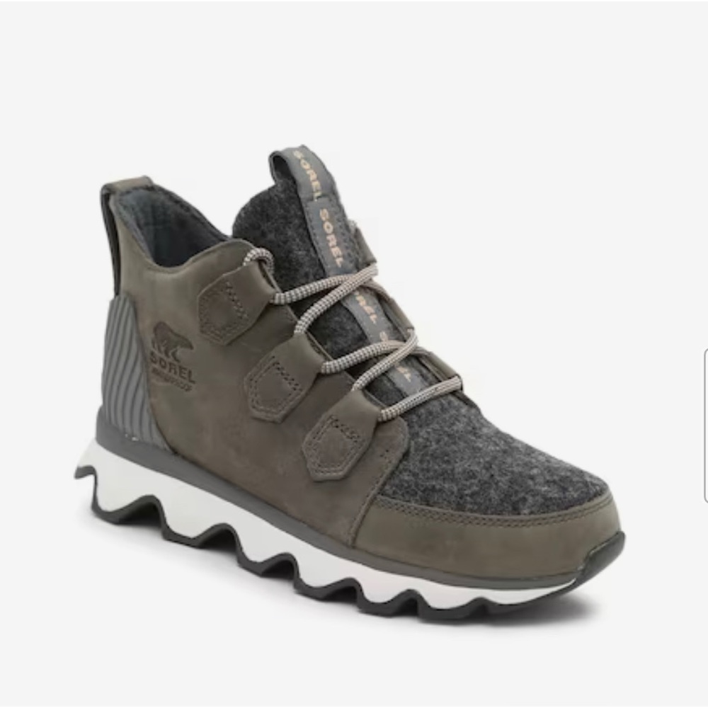 LIKE NEW Sorel Kinetic Caribou boots Sz 9